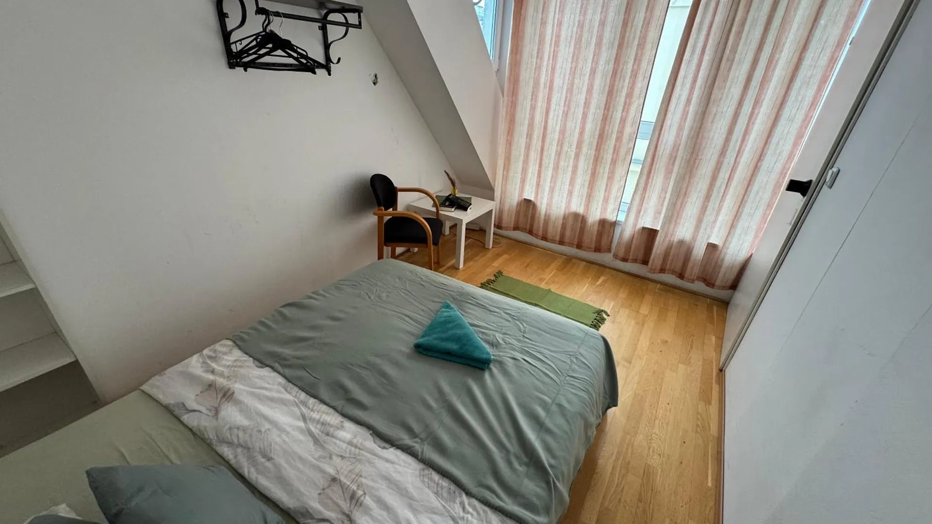 Helles Zimmer Mit Dachterrasse Nahe Schoenbrunn Vienna 0*,  Austria