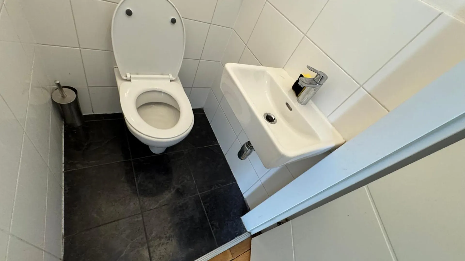 Helles Zimmer Mit Dachterrasse Nahe Schoenbrunn Vienna 0*,  Austria
